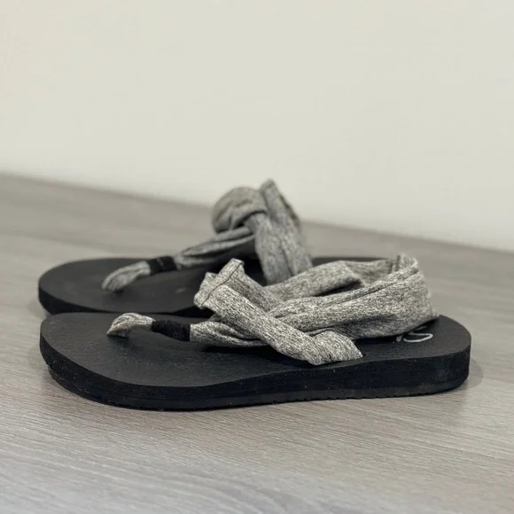 Skechers Yoga Foam Gray Thong Cloth Women’s Sandals (Size 7) - Picture 3 of 7